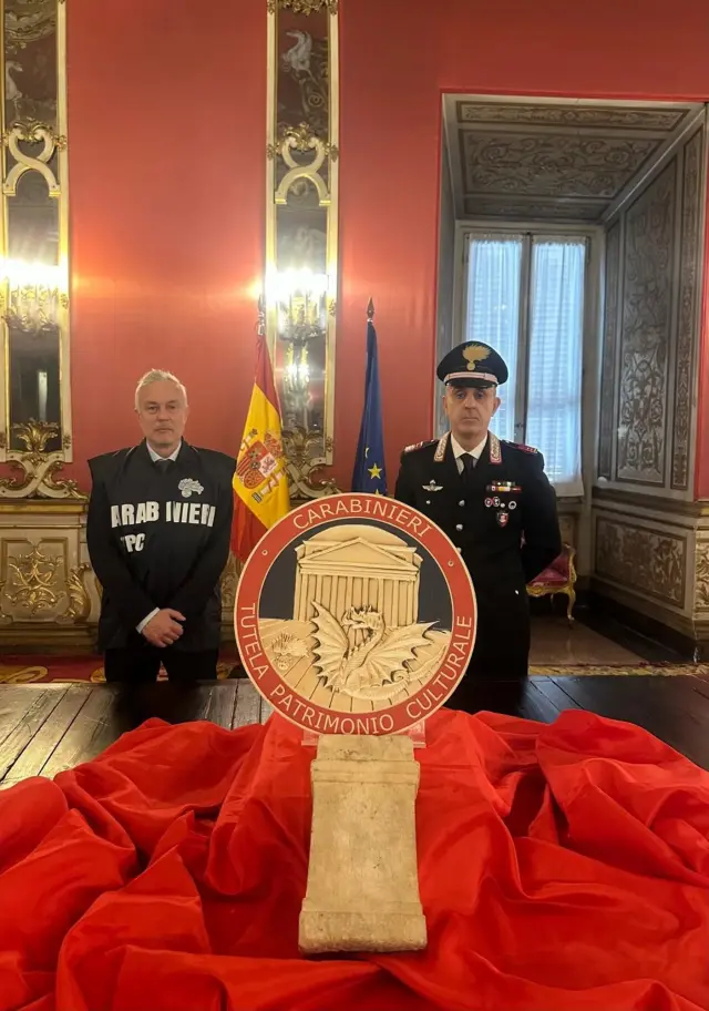 Los carabineros italianos udevolvieron este lunes a España la estela funeraria romana sustraída en el conjunto arqueológico de Mérida .