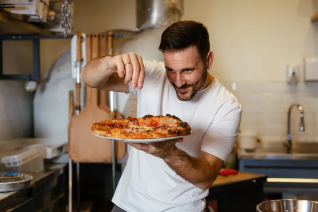 Persona preparando pizza