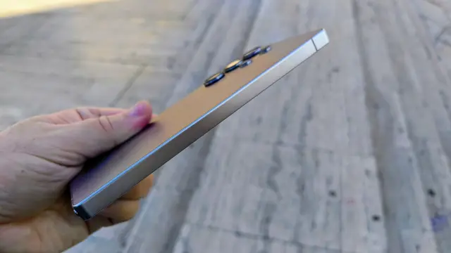 El Galaxy S25 Ultra luce unos marcos de titanio sublimes