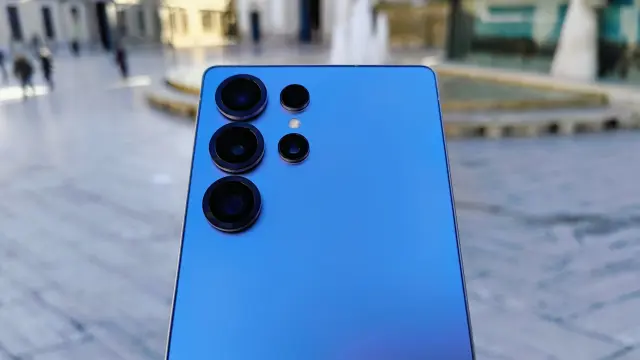 El Galaxy S25 Ultra en color titanio azul