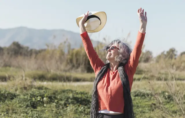Caminar tiene infinidad de beneficios para la salud y es apto para todos los públicos.