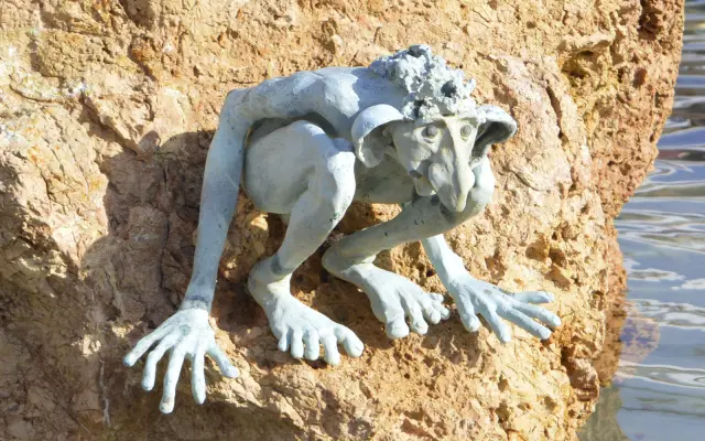 El pequeño, calvo y cabezón duende “fameliar”.