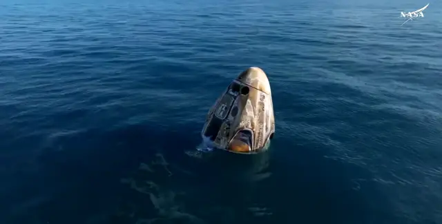 La cápsula Dragon tras el amerizaje flotando en el Atlántico.