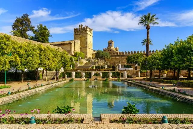 Vista panorámica del impresionante Alcázar de Córdoba y sus jardines reales.