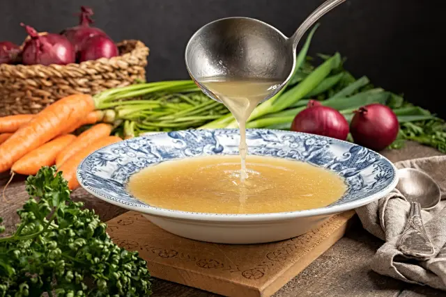Plato de caldo casero de huesos