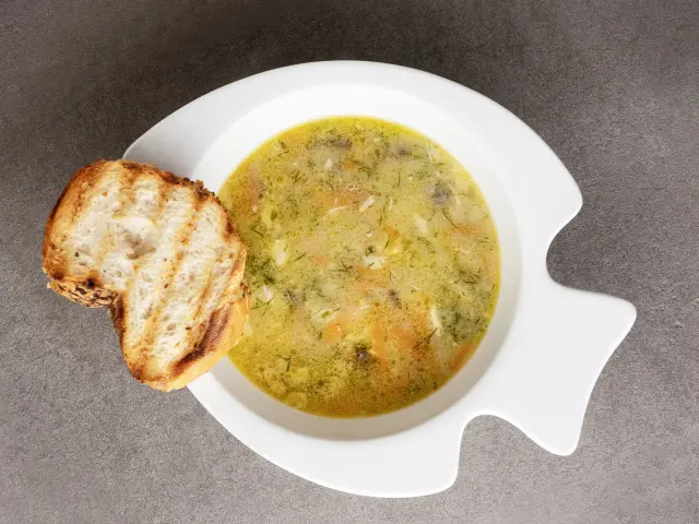 Plato con sopa de pescado