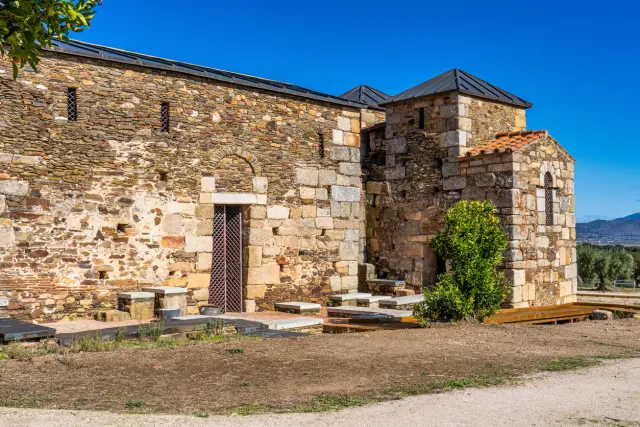 Basílica de Santa Lucía del Trampal en el pueblo de Alcuéscar, en Cáceres (Extremadura, España)