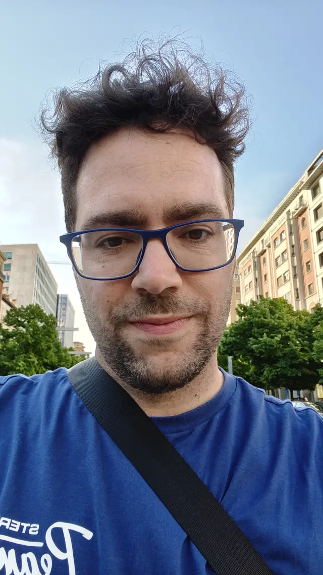 Huawei 30 Lith Kein Selfi realme 14 5G: este vistoso y cuidado móvil tiene una batería para