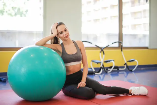 La ejecución con fitball descarga parte del peso corporal, por lo que el esfuerzo es menor.