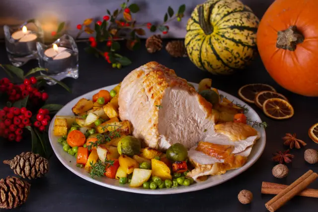 Plato con pechuga de pavo rostizada y vegetales.
