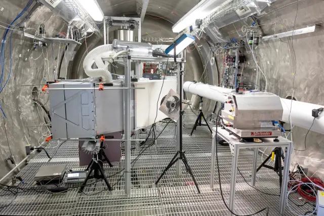 La estación espacial comercial apoyada por la NASA, Haven-1 de Vast, contiene filtros de control de contaminantes y hardware de soporte fotografiados dentro de la cámara ambiental en el Centro Marshall de Vuelos Espaciales de la agencia, en Huntsville, Alabama.