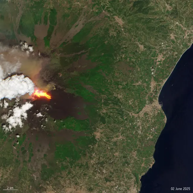 La misión Sentinel-2 de Copernicus capturó una imagen de la erupción del Monte Etna el 2 de junio.