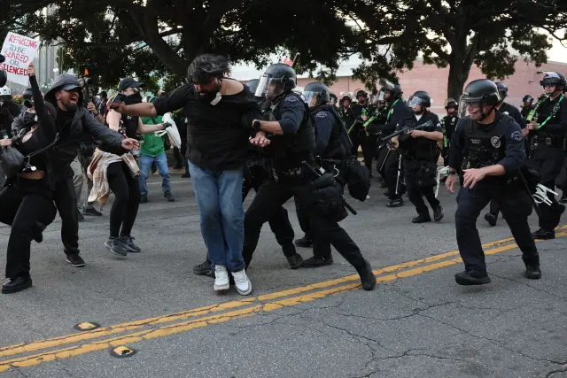 LOS ANGELES (United States), 10/06/2025.- Police detain a protester during a protest against recent ICE raids in Los Angeles, California, USA, 09 June 2025. US President Donald Trump has deployed 2,000 National Guard troops, despite not receiving a request from the state of California for any additional assistance, following large protests against ongoing immigration enforcement raids in the Los Angeles area over the last couple of days. (Protestas) EFE/EPA/ALLISON DINNER