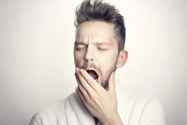 Llevarte a la cama los problemas que te hacen dar vueltas a la cabeza no es buena idea. Te va a costar más dormir y esa tensión y ansiedad probablemente no te deje descansar de la manera en la que lo necesitas.