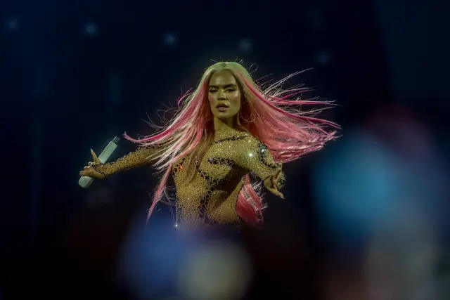 20/07/2024 La cantante Karol G durante una actuación, en el Santiago Bernabéu, a 20 de julio de 2024, en Madrid (España). Karol G llega a España durante cuatro días seguidos: 20, 21, 22 y 23 de julio con su gira ‘Mañana será bonito’, un álbum que triunfó este año en los Latin Grammy con siete galardones, entre ellos el de Álbum del Año, Canción del Año o Grabación del Año. CULTURA Ricardo Rubio / Europa Press