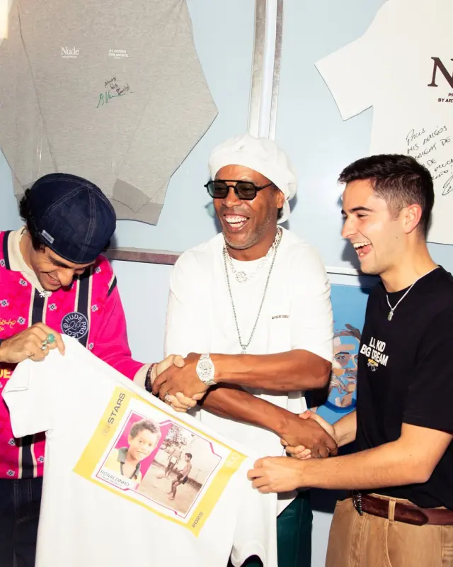 Bruno Casanovas y Álex Benlloch con Ronaldinho.