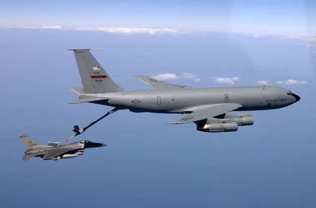 Imagen del avión cisterna KC-135 Stratotanker en pleno repostaje.