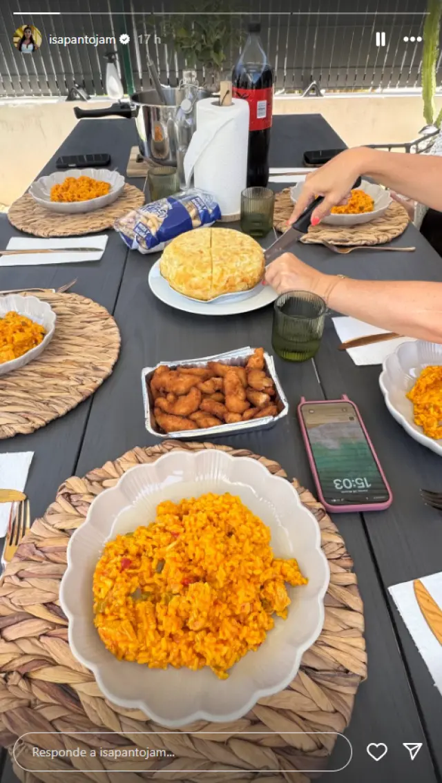 Isa Pantoja enseña su primera comida en casa.