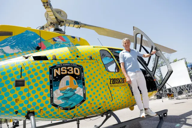 Jesús Calleja, junto a su Airbus AS350 B3.