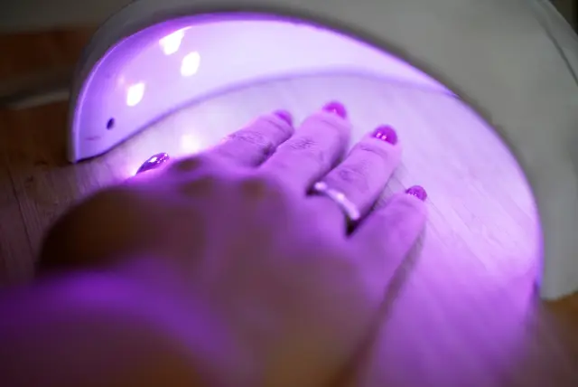 La manicura permanente podría dañar tu piel si no la proteges antes.