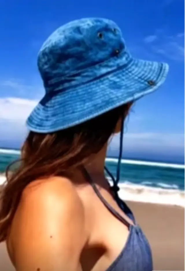 Paloma, protegida del sol.