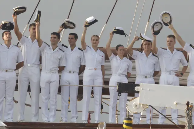Los guardamarinas saludan a bordo del Elcano.