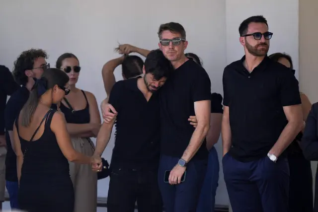 Familiares y amigos de Diogo Jota y André Silva lloran sus fallecimientos en su capilla ardiente en Gondomar.