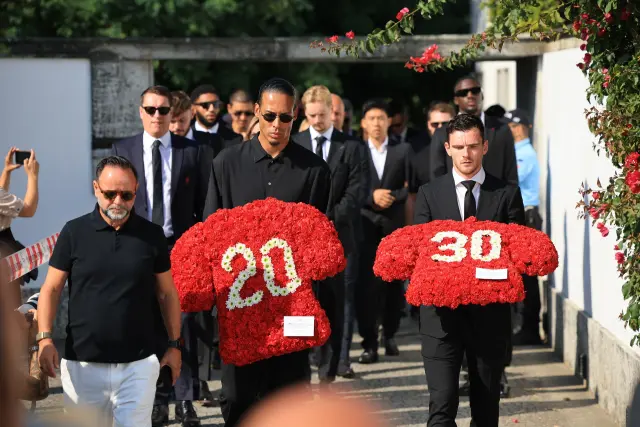 Van Dijk y Robertson llevan una camiseta de flores en honor a los fallecidos.