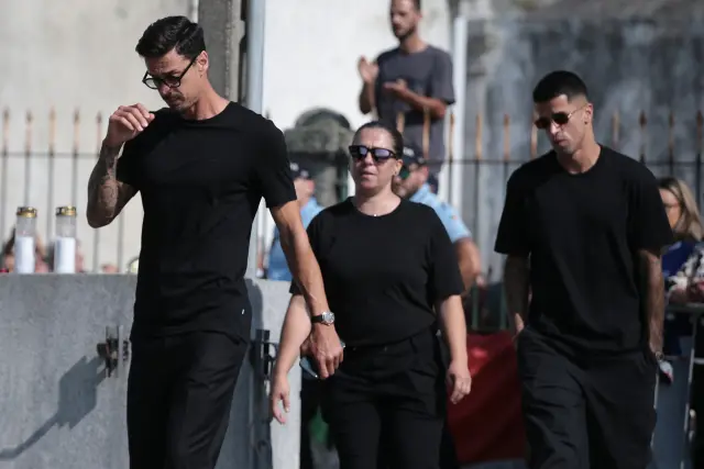 Joao Cancelo, al fondo, asiste al funeral de Diogo Jota.