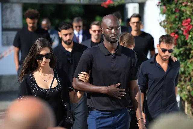Danilo Pereira asiste al funeral, con otros jugadores tras de él.