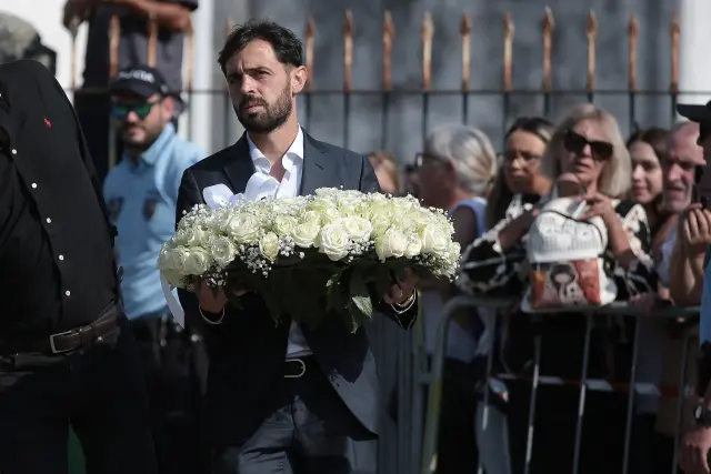 Bernardo Silva lleva una corona de flores al entierro de Diogo Jota.