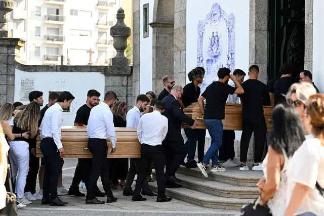 La hermana y la mujer de Diogo Jota, tras los féretros de los fallecidos entrando a la iglesia.