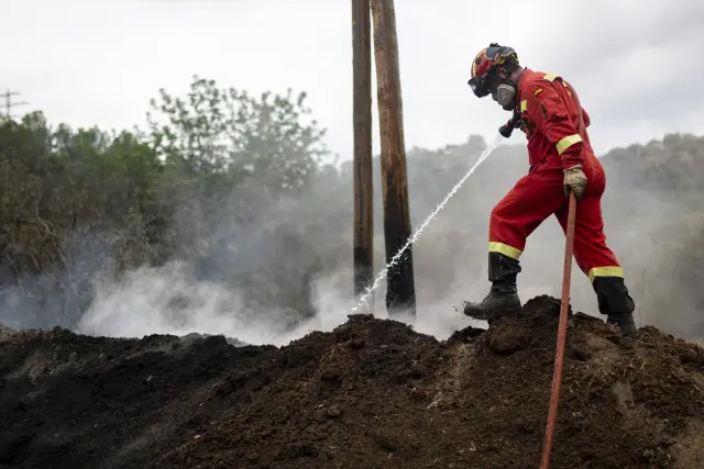 Efectivos de la UME trabajan en una zona afectada por el incendio.