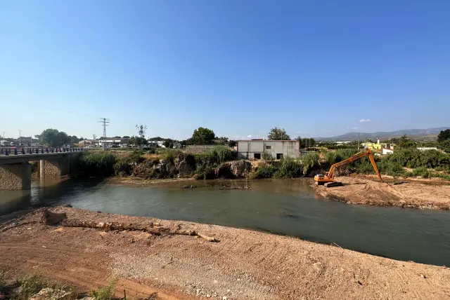 Trabajos en el río Turia a su paso por Pedralba.