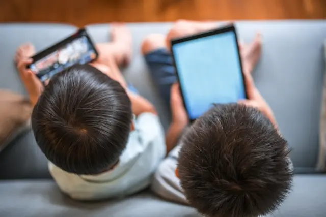 Las generaciones Alfa y Beta están hiperconectadas.