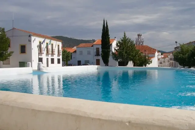 Piscina natural La Laguna en Cañaveral de León, en la provincia de Huelva (Andalucía, España)