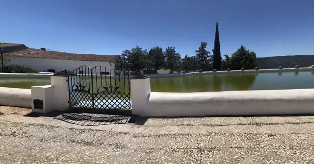 Piscina natural La Laguna en Cañaveral de León, en la provincia de Huelva (Andalucía, España)