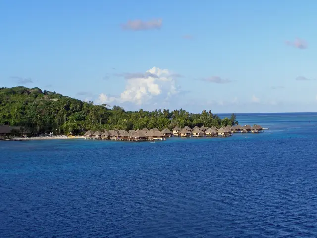 Esta isla en la Polinesia Francesa es todo un clásico en las lunas de miel, ya que es famosa por su laguna de aguas poco profundas y también por su montaña Otemanu, que suele protagonizar las instantáneas más bonitas. Un paraíso en la tierra, aunque no es demasiado asequible.