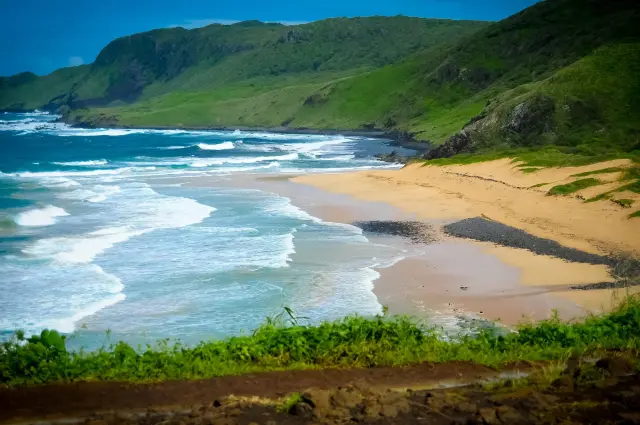 Esta isla en el océano Atlántico y frente a la costa brasileña tiene algunas de las playas más bonitas del mundo con aguas cristalinas y arena fina. Es posible nadar junto a tortugas, delfines y peces tropicales.