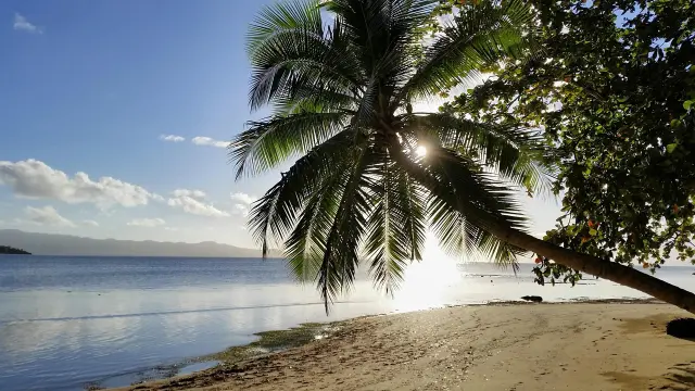Son más de 300 islas que mezclan playas de postal con verdes montañas o selvas, por lo que un viaje a esta región es una experiencia única. La ventaja, además, es que todavía no es un destino tan turistificado, por lo que mantiene su autenticidad, con sus aldeas tradicionales.