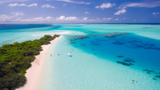 Puede ser un ejemplo perfecto de paraíso. Este conjunto de islas en el océano Índico presumen de aguas cristalinas, arena fina y bungalows sobre el agua.