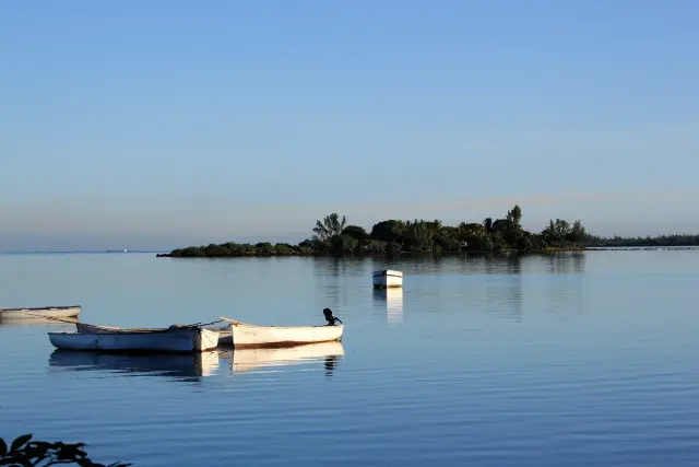 En pleno océano Índico, cerca de Madagascar, se encuentra esta isla llena de playas con cocoteros, campos de té y arrecifes de coral. Más allá de disfrutar de la belleza de sus costas, también se puede conocer la cultura local, con templos hindúes.