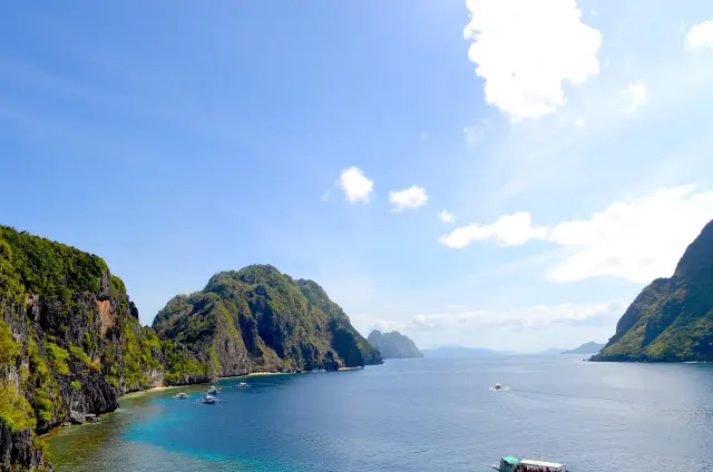 Esta isla se ubica en Filipinas y destaca por sus acantilados de piedra caliza, sus pintorescas playas y sus lagunas escondidas. Es un destino ideal para navegar por sus aguas cristalinas de color esmeralda.