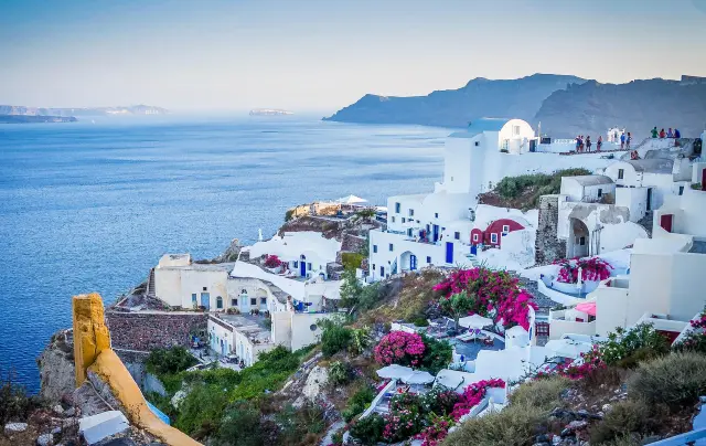No hay que irse al otro extremo del mundo para visitar una isla que parezca el paraíso. En Europa se encuentra Santorini, conocida por la belleza de su costa y por sus icónicas casas blancas. Los atardeceres son espectaculares y si huyes de la temporada alta, puede, incluso, que guardes momentos inolvidables paseando por sus calles.