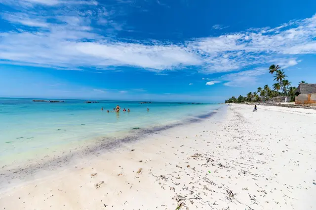 Esta isla se encuentra en la costa este de África, junto a Tanzania, y es toda una experiencia para el viajero. Más allá de sus coloridos mercados y las callejuelas históricas de Stone Town, sus playas son exóticas y todo un sueño hecho realidad.