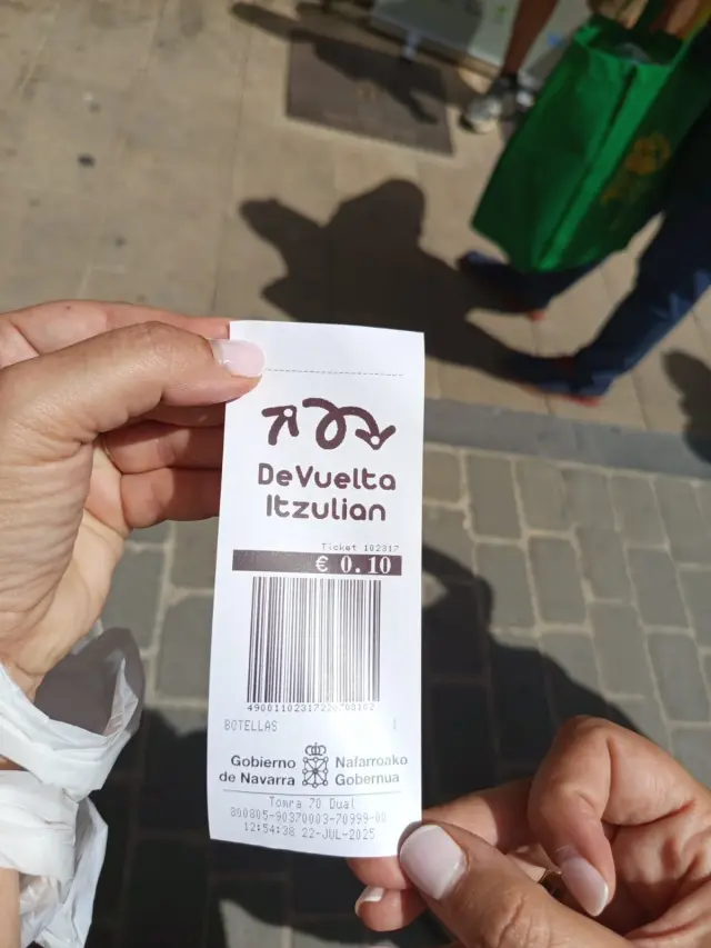 Ticket por valor de diez céntimos por depositar un envase, los mismos que se pagaron al comprarlos como fianza. Será el descuento para otra compra en un comercio participante.