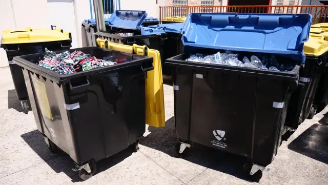 Contenedores con envases de plástico y metálicos en la planta de la Mancomunidad de Sangüesa.