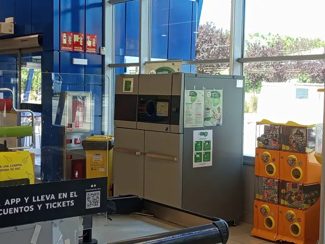 Máquina para realizar la devolución de botellas de plástico y latas en un supermercado de Sangüesa.