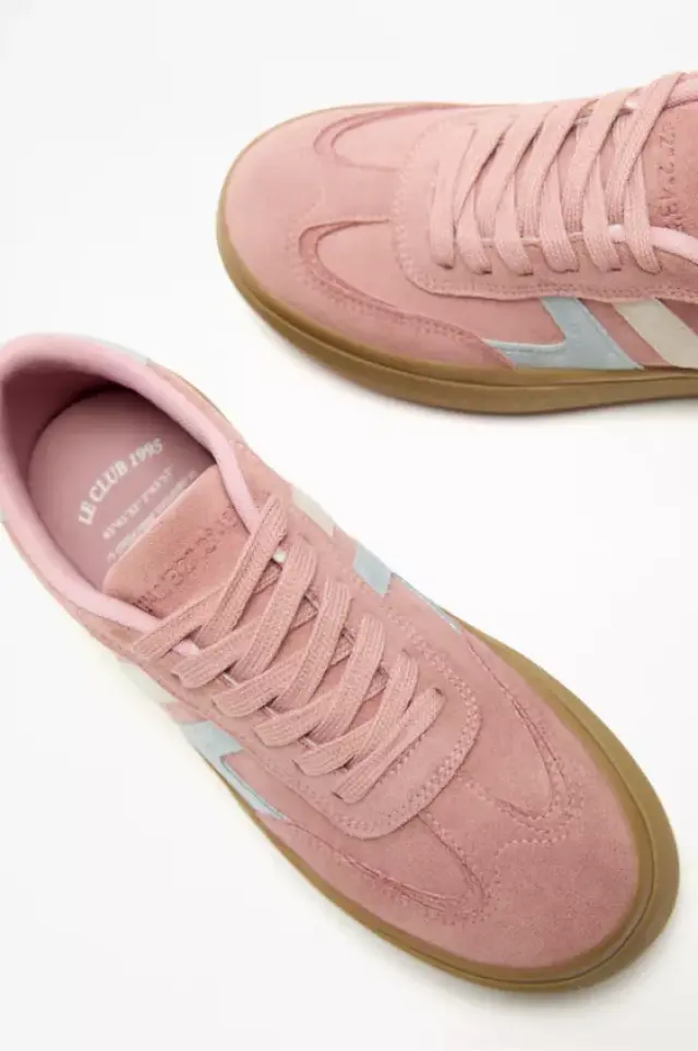 Zapatillas de Lefties con plataforma y aires retro.