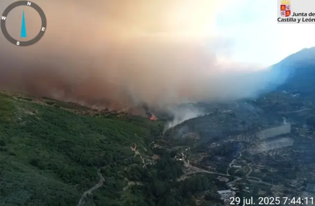Vista aérea del incendio en Cuevas del Valle, Ávila, este martes por la mañana.